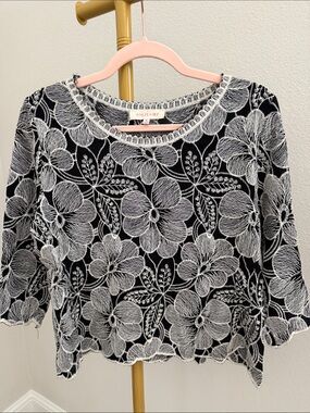 Solitaire Black & White Floral Lace Top – Size Medium